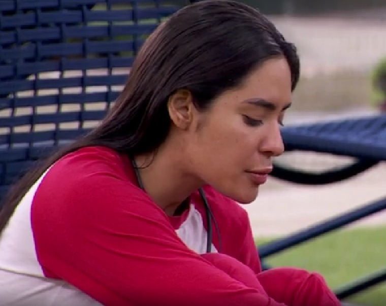 Isabelle se arrepende por pular pelada na piscina com grupo Fadas