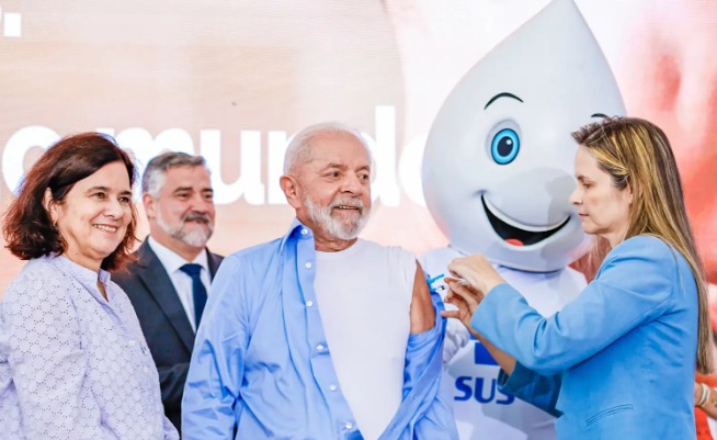 Lula é vacinado contra gripe no Planalto: 'não virei jacaré'