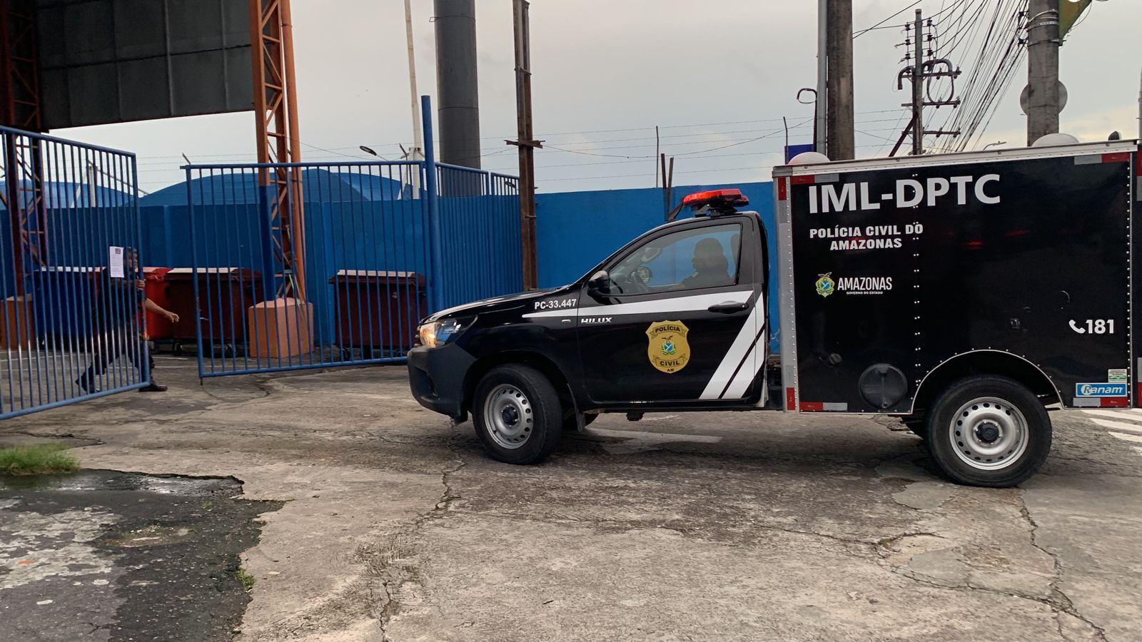 Feto é encontrado no banheiro de escola técnica na Av. Torquato Tapajós