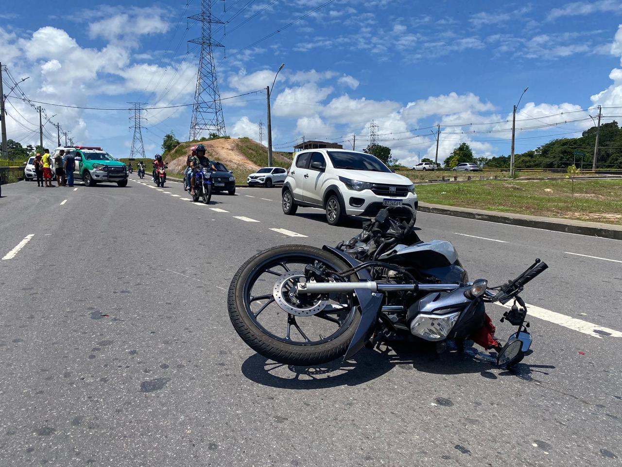 Mulher sofre fratura exposta em acidente de moto na Avenida das Flores