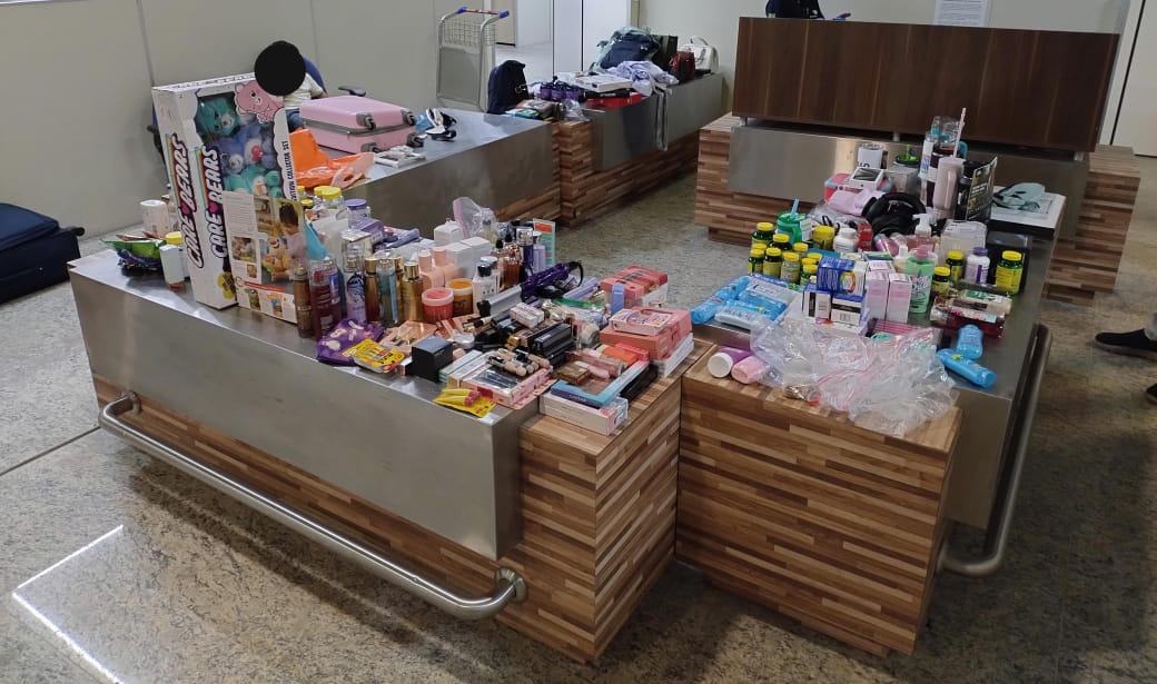 Receita apreende 100 kg de mercadorias de empresárias no aeroporto de Manaus