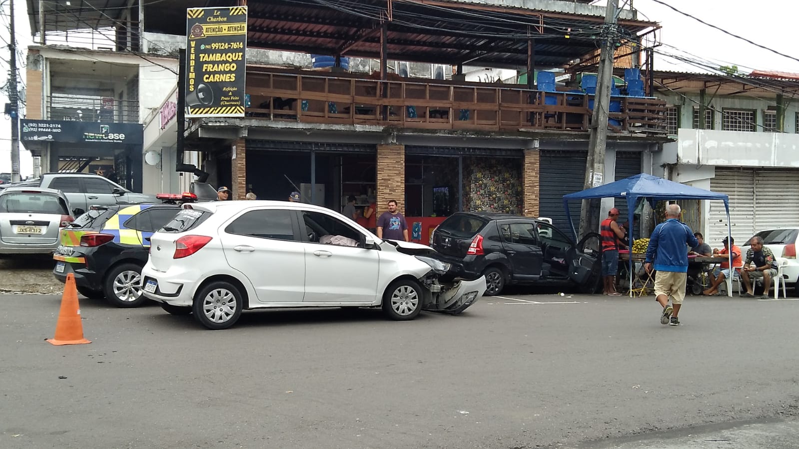 Motorista fica ferida em acidente entre carros em Manaus