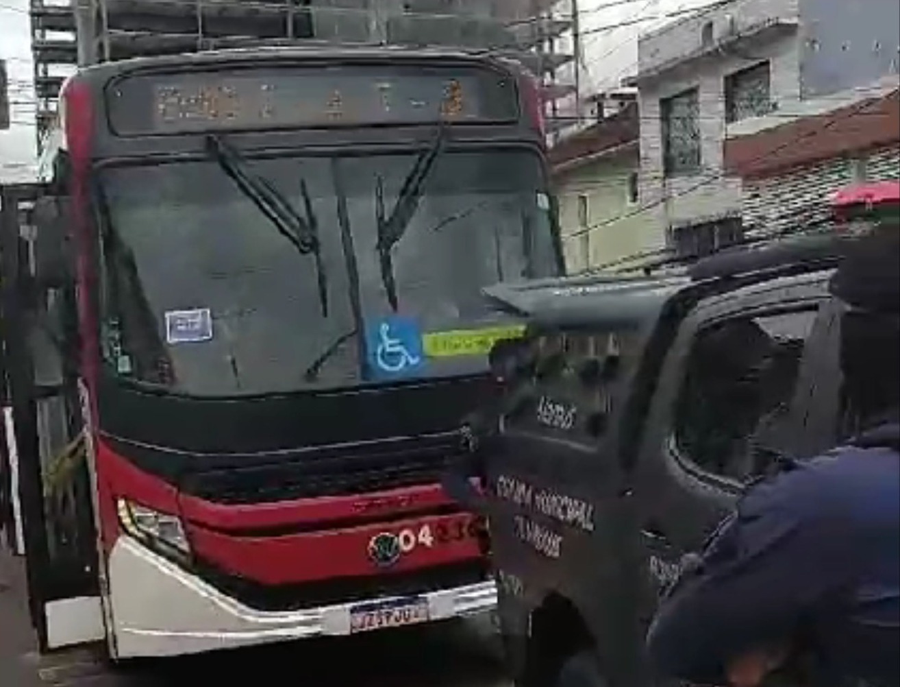 Trio é preso durante assalto a ônibus 640 no Centro