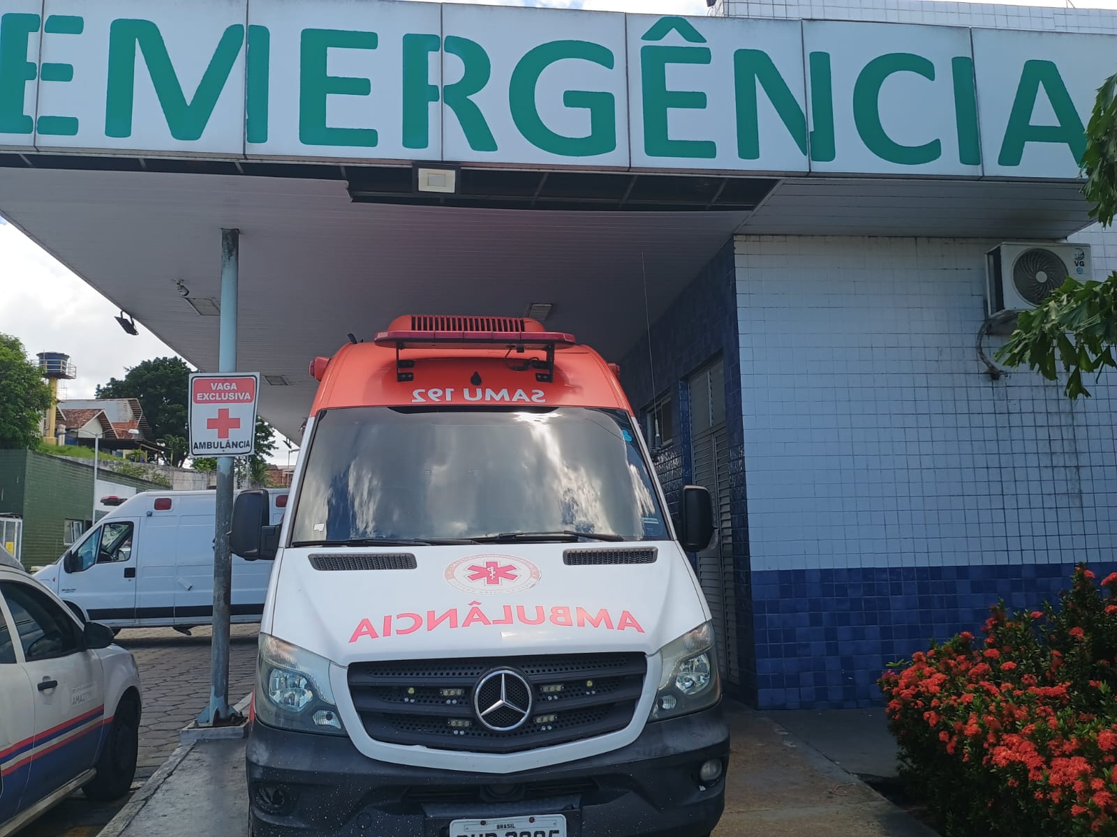 Mulher esfaqueia namorado na frente do filho após confusão no Novo Aleixo