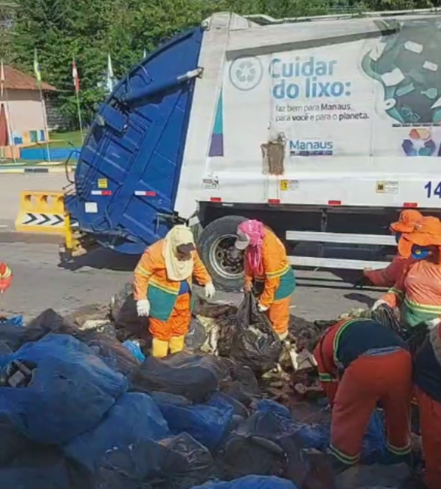 Lixo deixado por Amom em frente ao aterro sanitário é retirado da AM-010