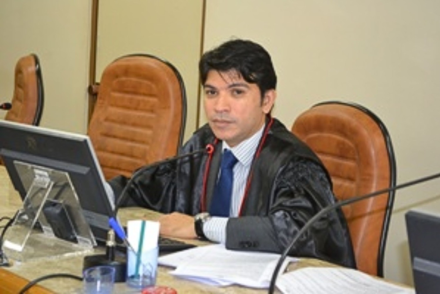 Juiz é afastado por suspeita de favorecer detentos em dezenas de processos