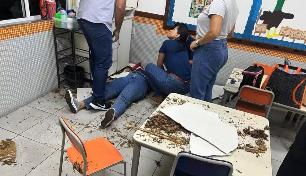 Professora é ‘engolida’ por buraco em chão e cai em outra sala de aula
