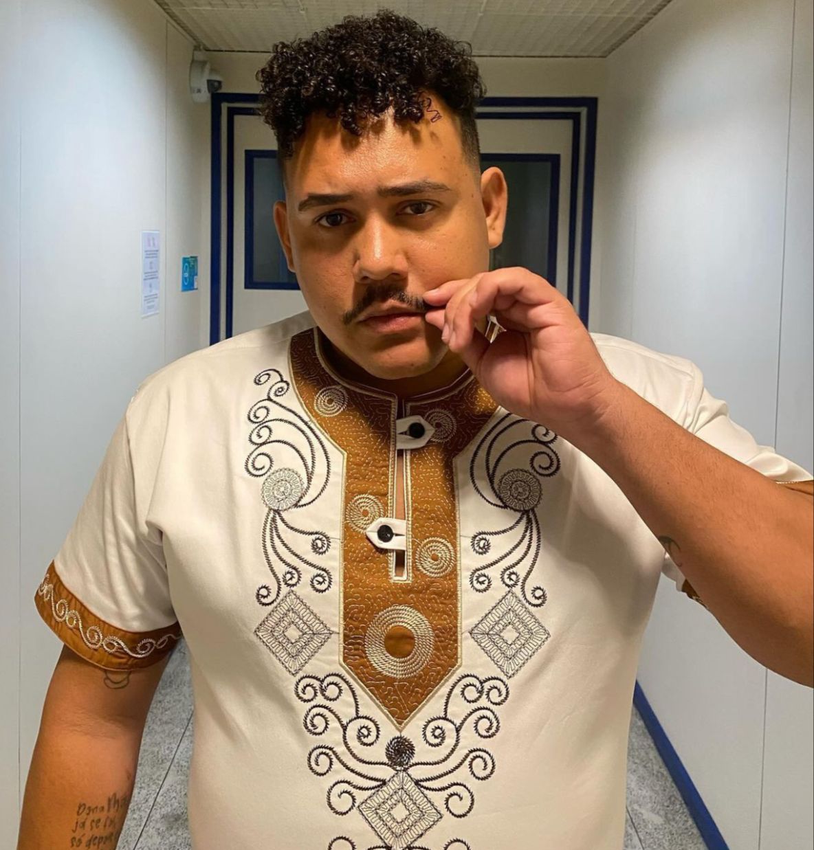 Recém-divorciado, Lucas Buda é flagrado com mulher misteriosa