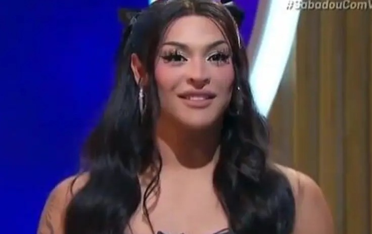 Pabllo Vittar revela ter ficado com jogador de futebol