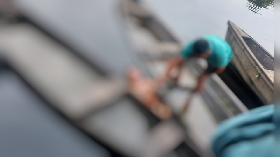 Jovem é achado morto em rio com facadas no olho e no pescoço em Amaturá