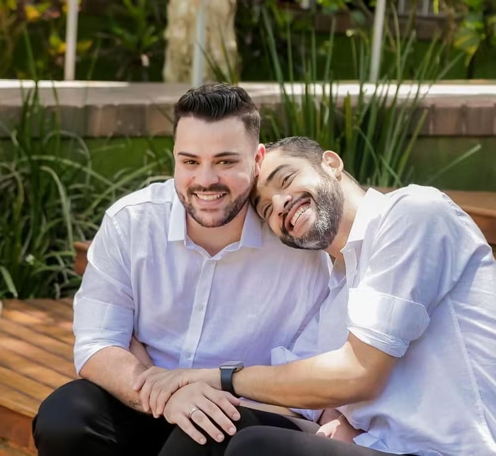 Casal gay denuncia homofobia após empresa negar fazer 'convites homossexuais' de casamento