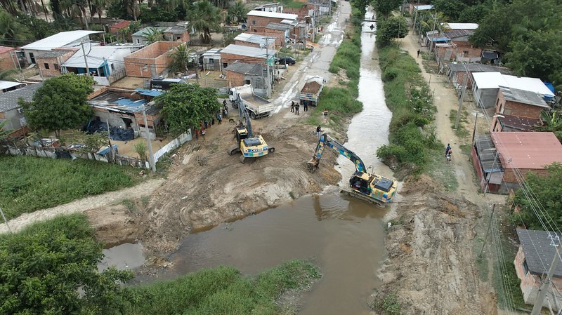 Meia tonelada de lixo e sedimentos é retirada de igarapé no Nova Cidade