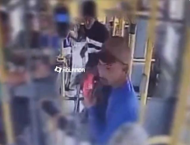 Câmeras registram assalto a ônibus em Manaus