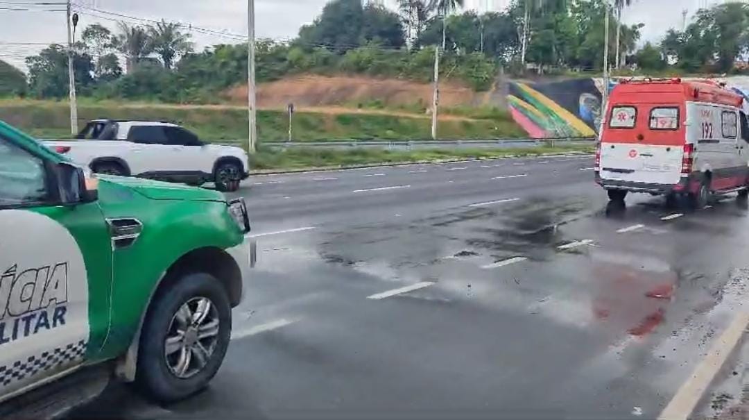 Casal fica ferido em acidente entre moto e ônibus na Avenida do Turismo