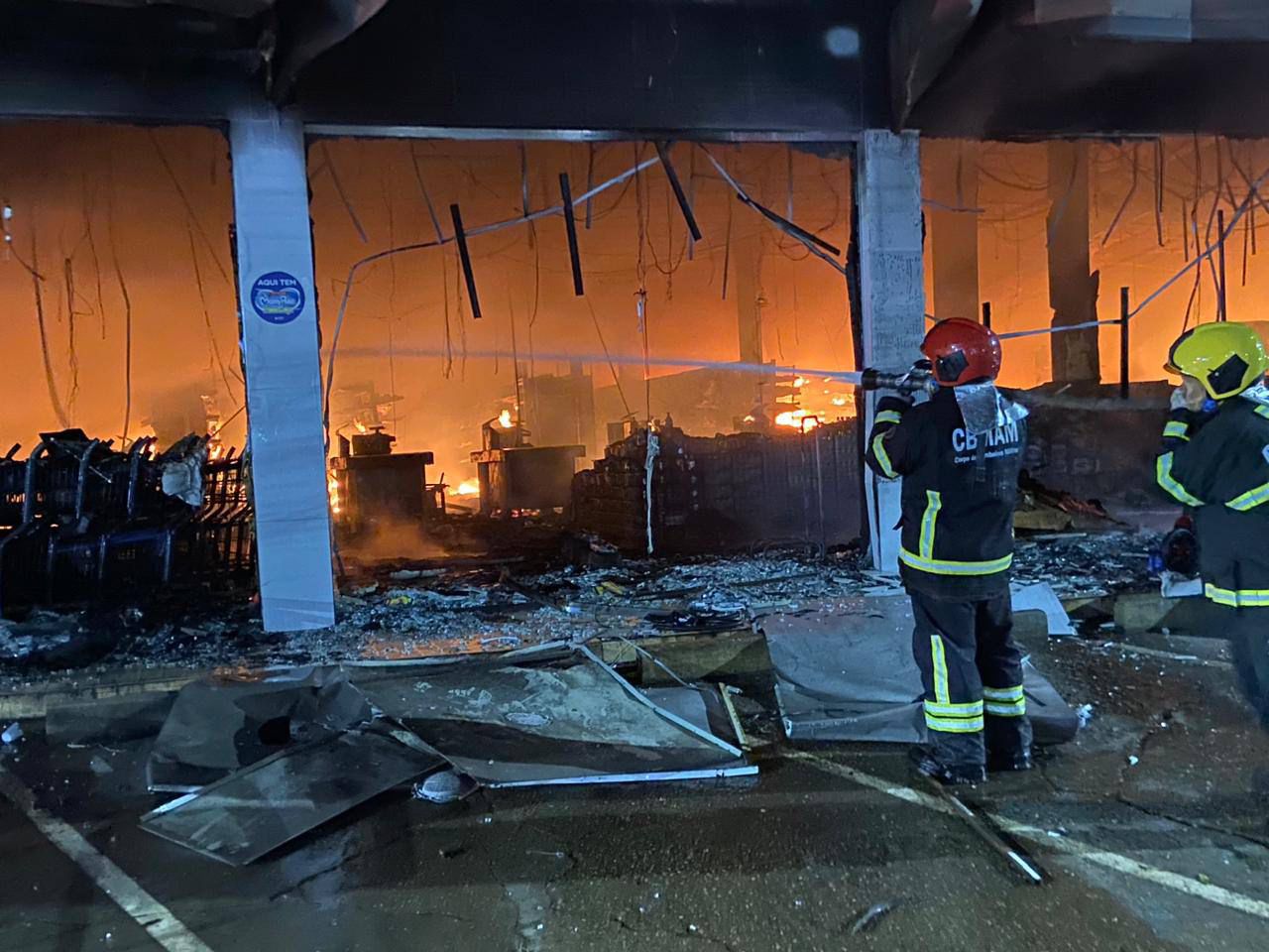 Supermercado é destruído por incêndio em Manacapuru