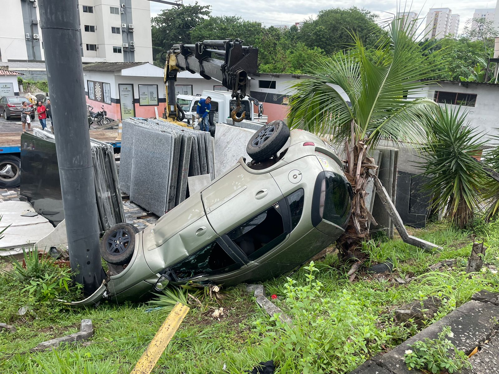 Carro despenca em barranco e invade terreno de marmoraria no Dom Pedro