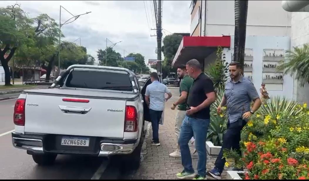 Prefeito David Almeida visita Bolsonaro em hospital 