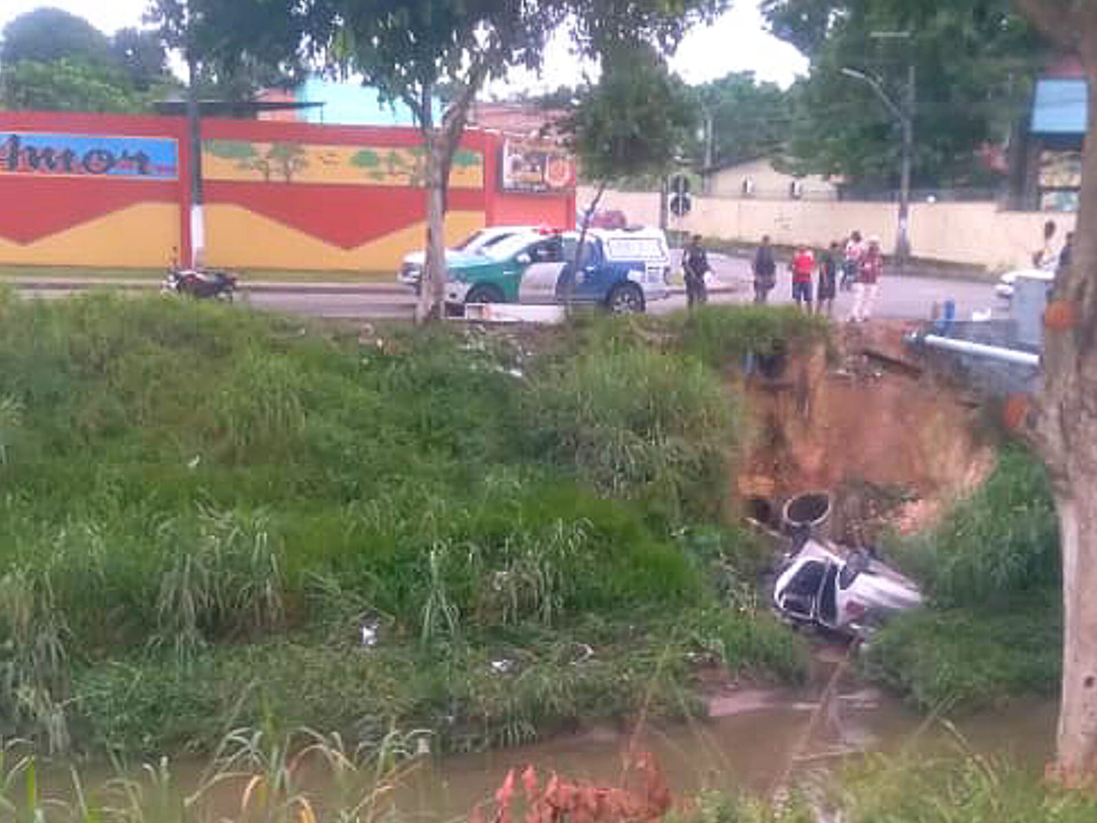 Motorista dorme ao volante e carro despenca no igarapé do Passarinho