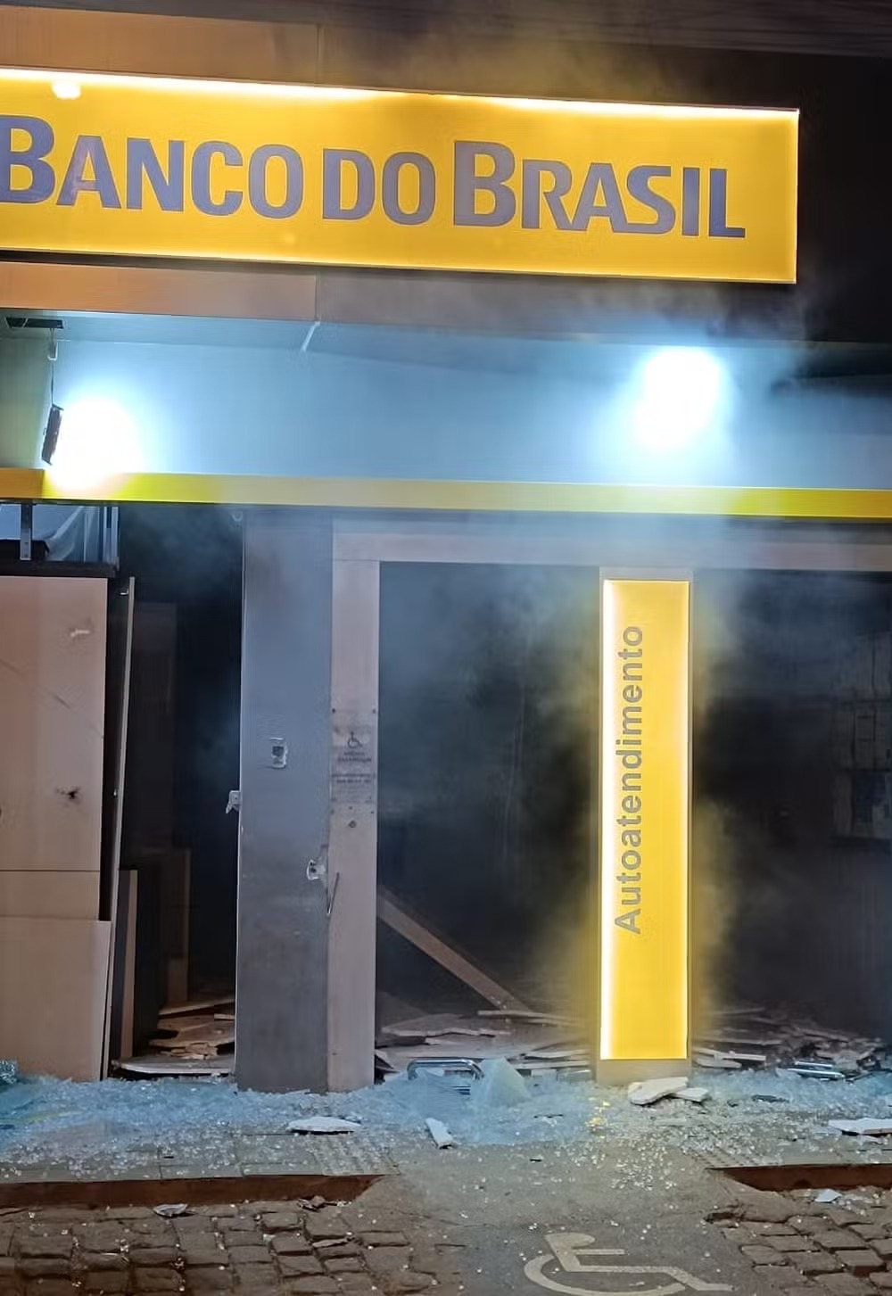 Quadrilha explode caixas eletrônicos e ataca pelotão da PM