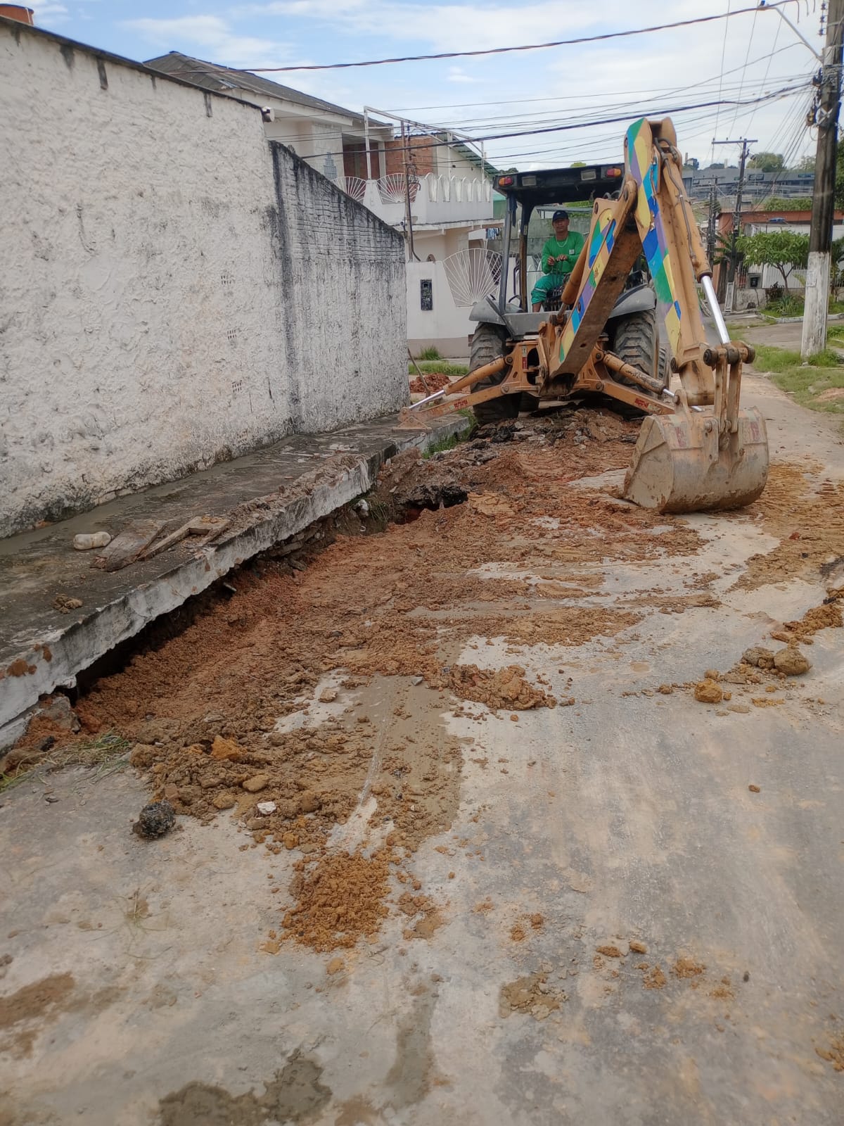 Prefeitura atende moradores do Japiim e rua esburacada passa por obras