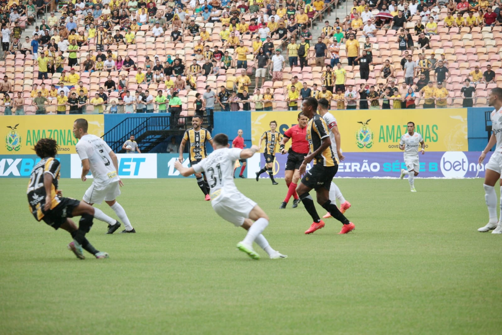 Amazonas FC abre placar contra Santos em duelo na Arena da Amazônia