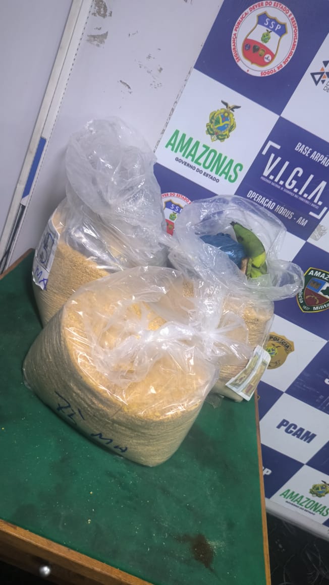 Drogas avaliadas em quase R$ 4 milhões são encontradas em sacos de farinha e rolos de arame