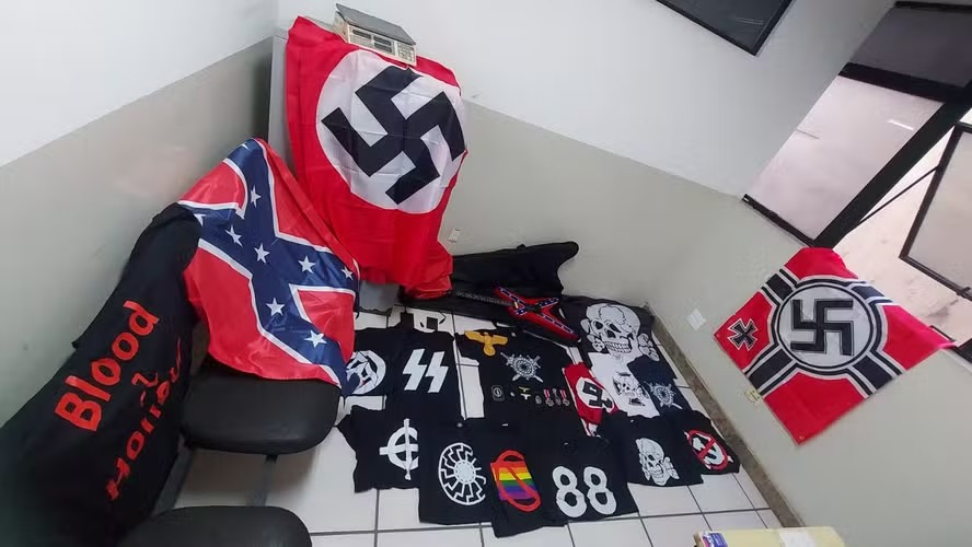Homem é preso por vender objetos nazistas