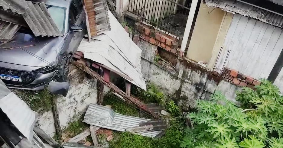 Caminhão desgovernado arrasta carros e destrói residência em Manaus