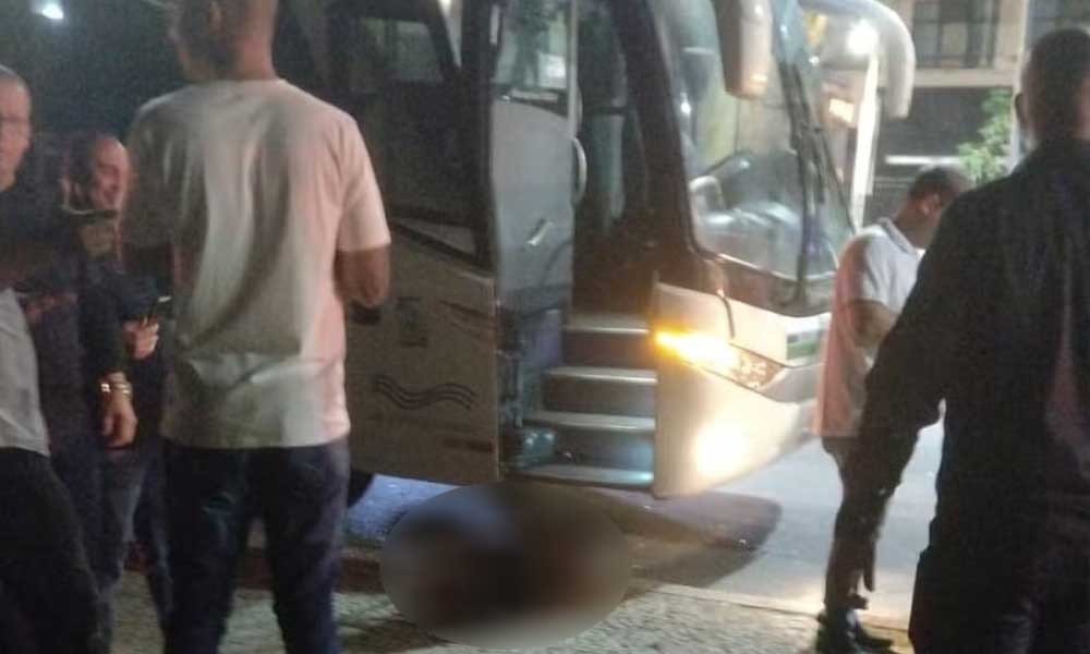 Bandido morre ao tentar assaltar ônibus sem saber que 28 PMs estavam a bordo