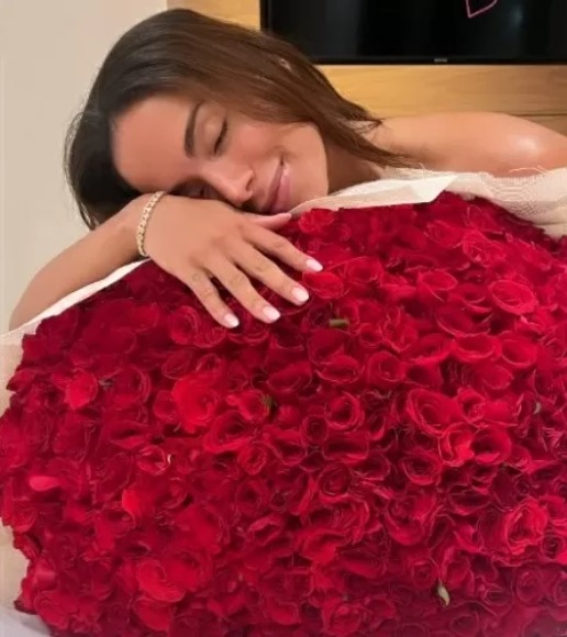 Anitta ganha buquê de rosa gigante e deixa fãs curiosos
