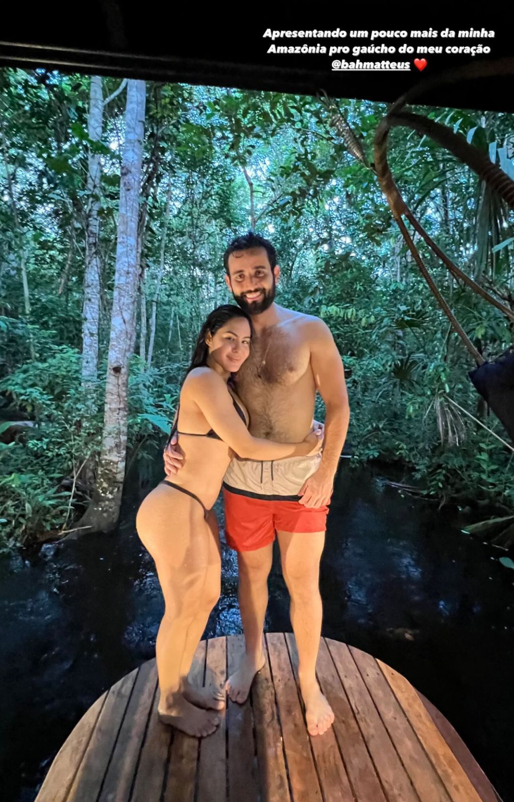 De volta a Manaus, Matteus curte banho de rio com Isabelle