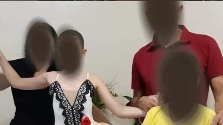 Adolescente almoçou ao lado de corpo da família e ainda esfaqueou mãe morta