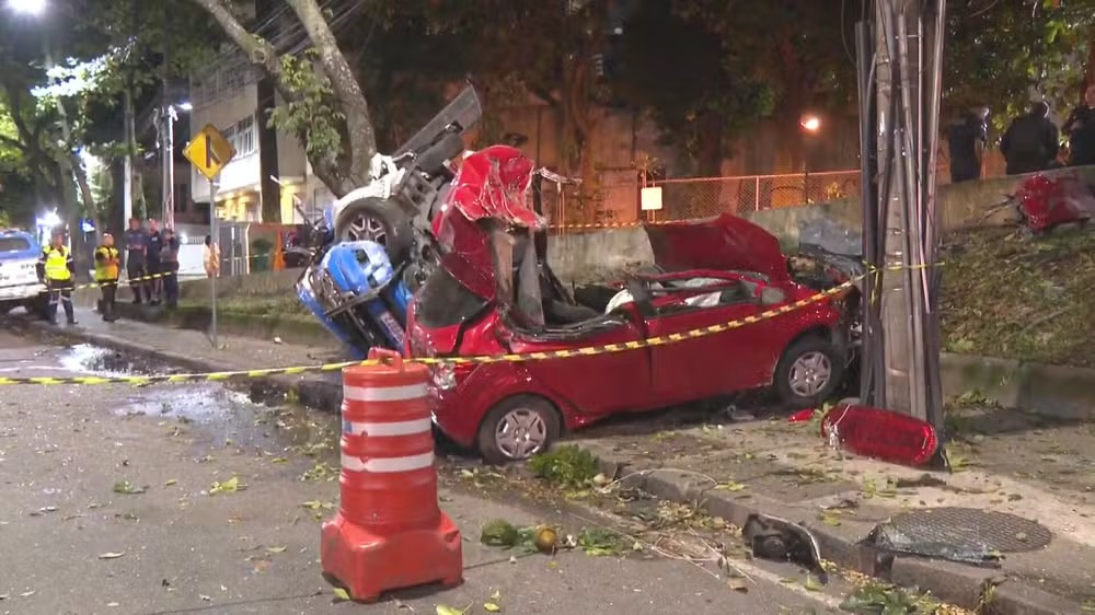 PMs e suspeitos morrem após viatura e carro capotarem durante perseguição