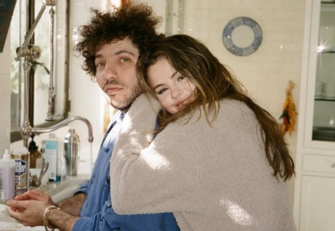 Selena Gomez rebate críticas por aparência do namorado Benny Blanco