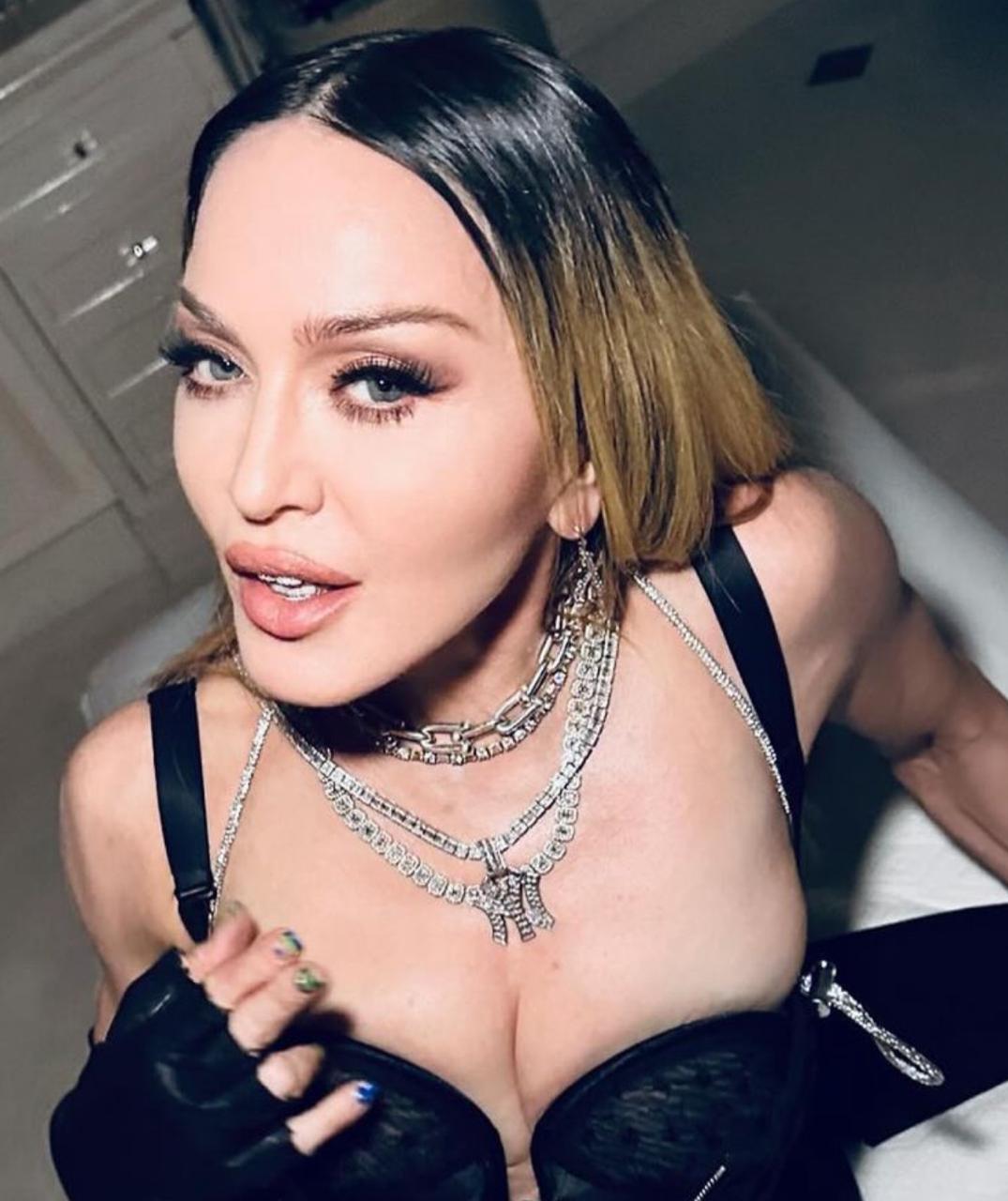 Madonna é processada por expor fãs a atos sexuais e calor em turnê