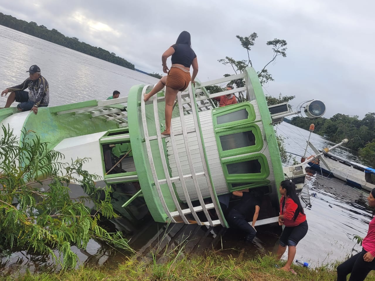 Barco com equipes da Defesa Civil, Seduc e SEAS naufraga no Amazonas