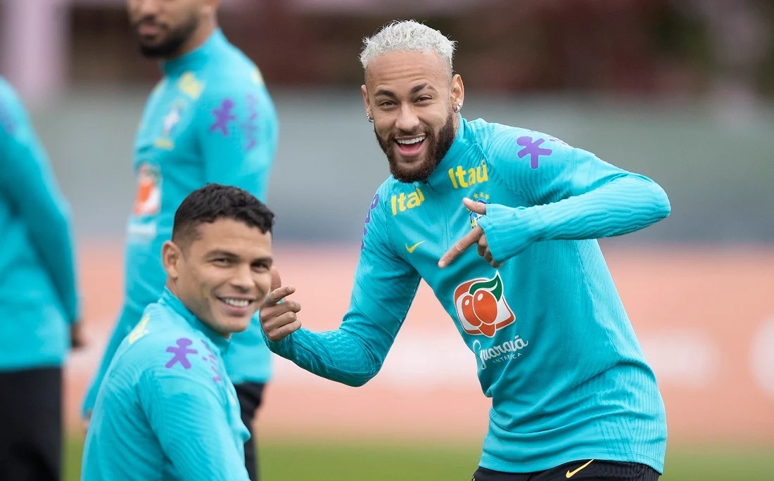 Thiago Silva defende Neymar e o compara a Messi: “teria parado”