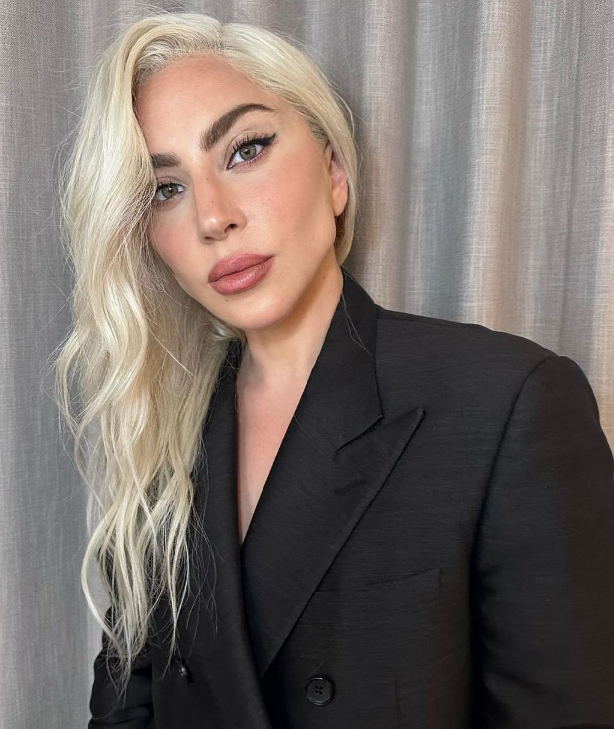Grávida? Lady Gaga aparece com barriga saliente no casamento da irmã