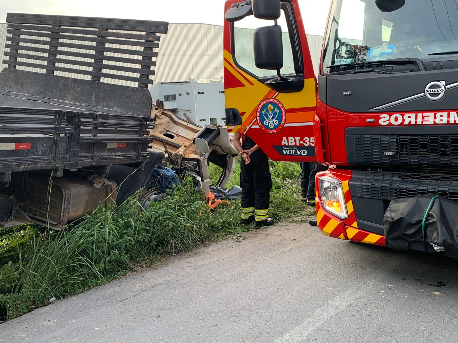 Motorista é esmagado por cabine do próprio caminhão em Manaus