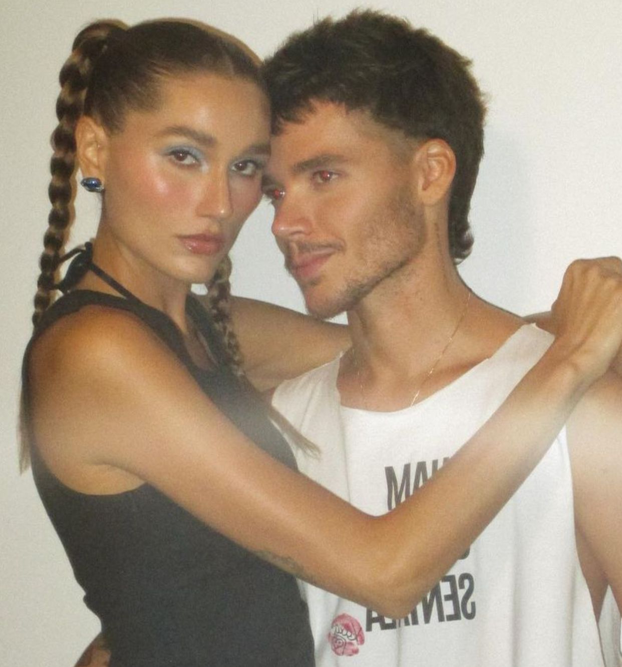 Marido de Sasha rebate crítica por usar maquiagem 