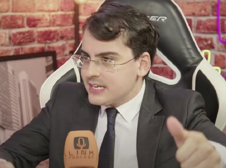 Dudu Camargo esclarece polêmica de fezes no camarim do SBT