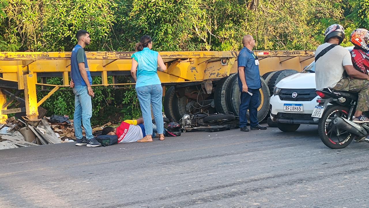 Motociclista para debaixo de carreta durante acidente em Manaus