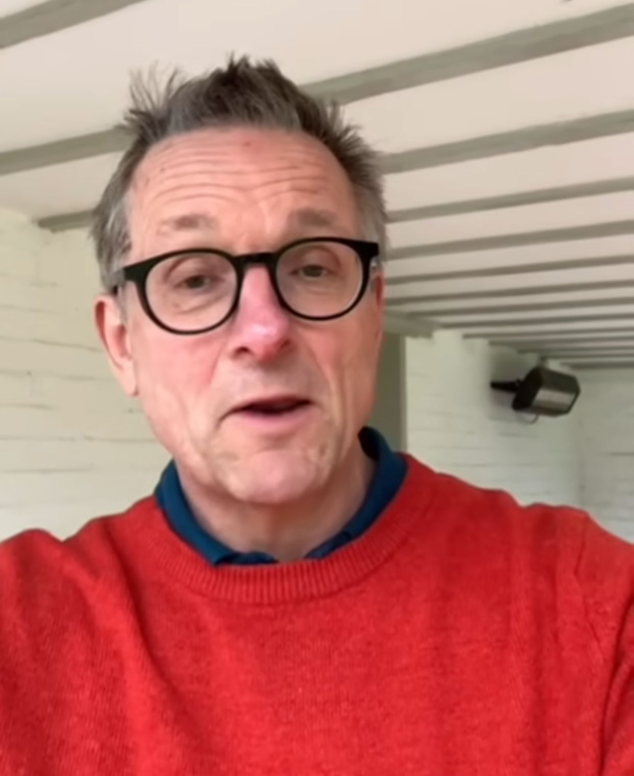 Apresentador é encontrado morto após sair para passear em ilha