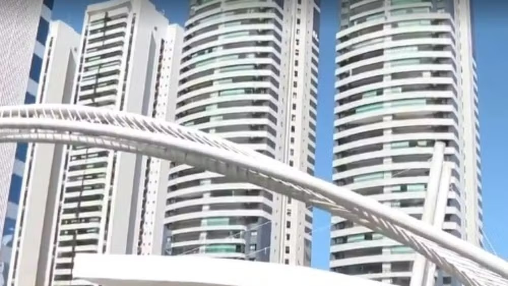 Mulher pula de prédio para fugir de agressão após revelar gravidez ao namorado