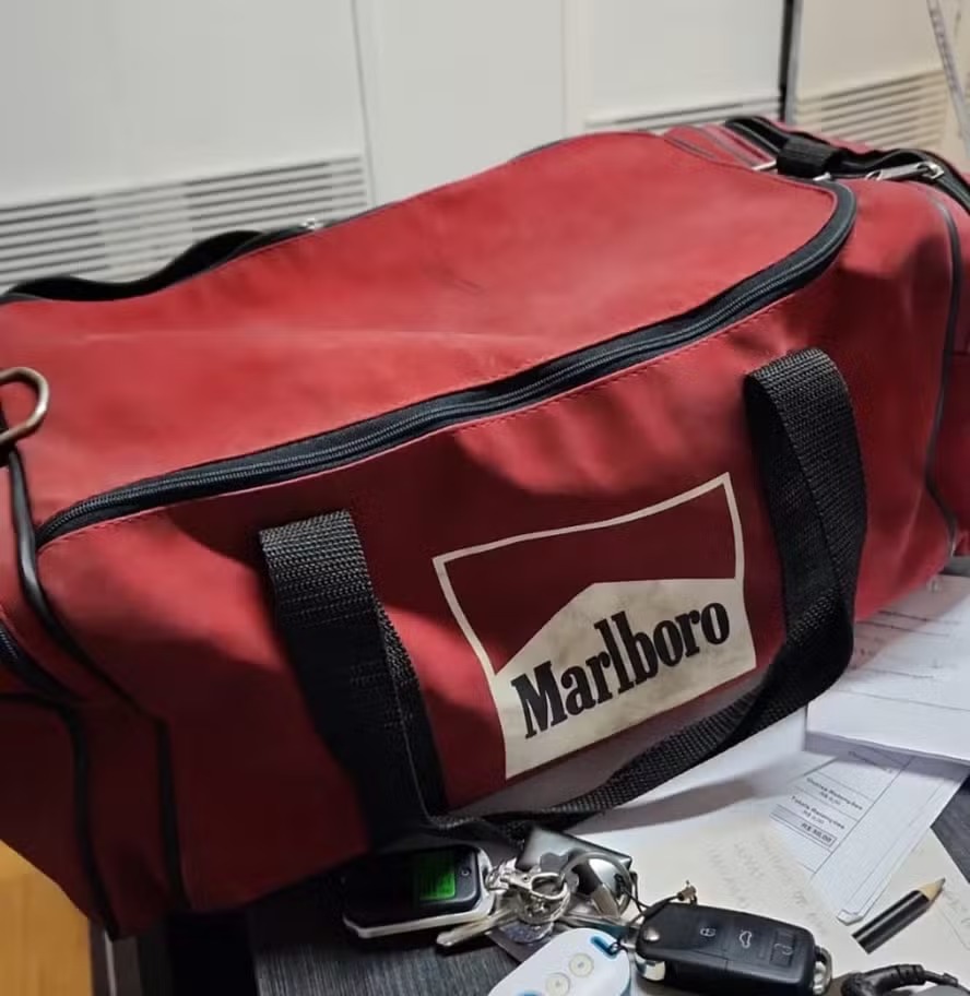 Entre doações para RS, mala é encontrada com 10 mil dólares