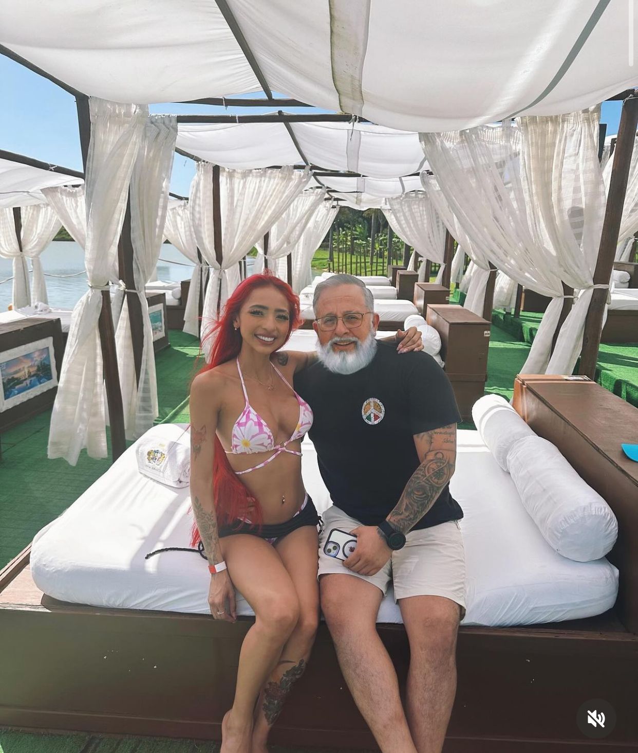 Ruivinha de Marte posta foto com namorado e se declara: 'destino nos uniu'