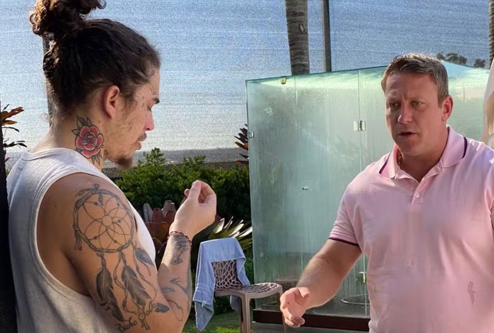 Sergio Hondjakoff faz visita a Whindersson Nunes na mansão do humorista