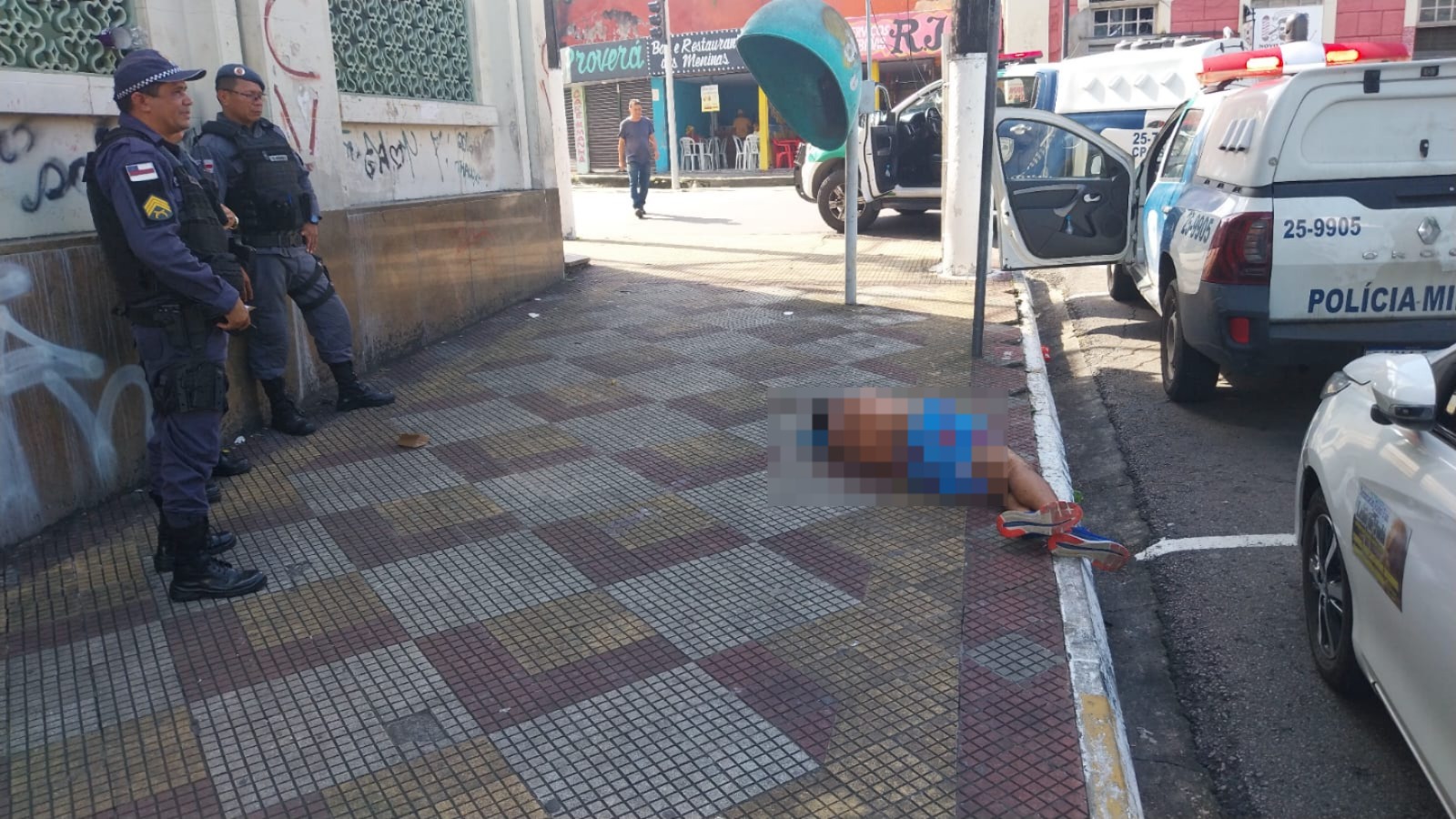 Homem tenta se enforcar dentro de viatura ao ser preso em Manaus