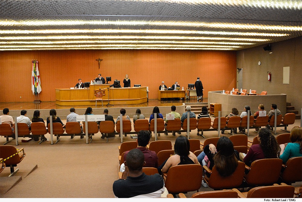 Homem xinga e ameaça juiz em audiência de custódia: 'vai tomar no c*'