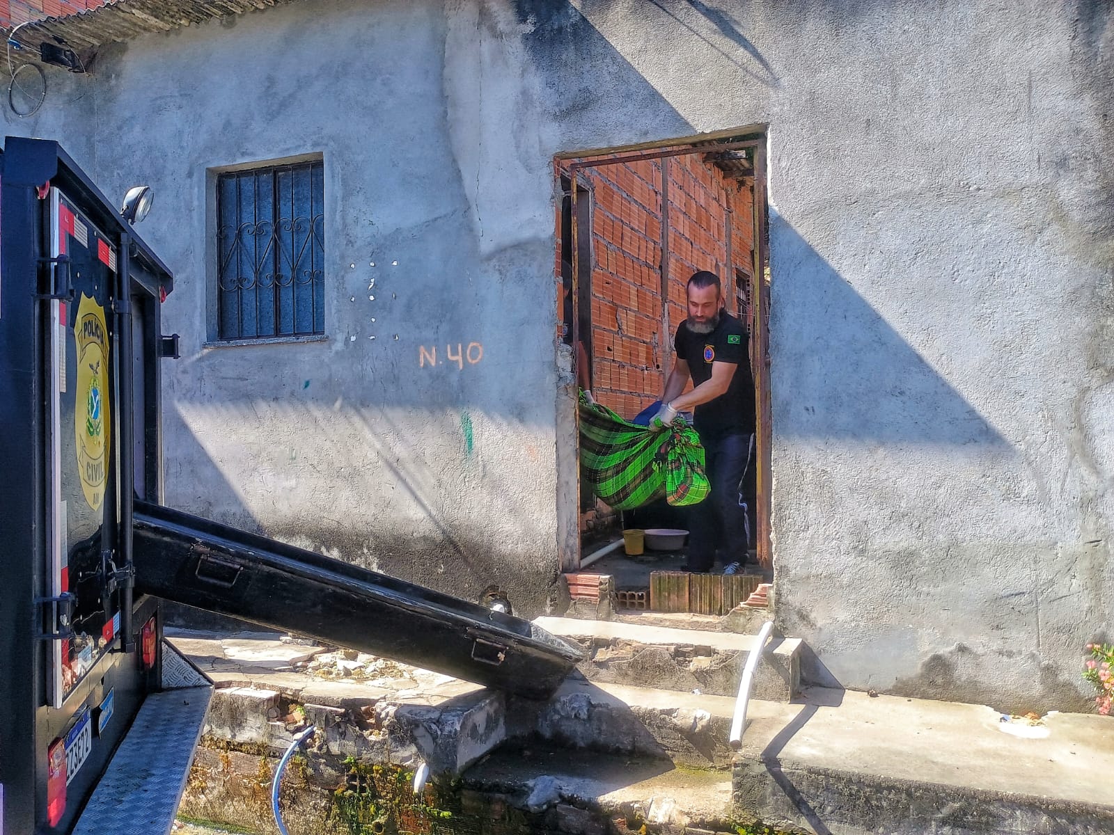 Moradores ouvem gritos e homem é encontrado morto dentro de casa em Manaus